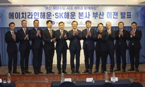 에이치라인해운·SK해운 본사 부산 이전 발표회가 5일 오후 부산 중구 코모도호텔에서 열렸다. 전재수(가운데) 해양수산부 장관과 서명득(왼쪽 다섯 번째) 에이치라인해운 사장, 김성익(왼쪽 일곱 번째) SK해운 사장 등 양사 관계자들이 발표회에서 기념촬영을 하고 있다. 정대현 기자 jhyun@