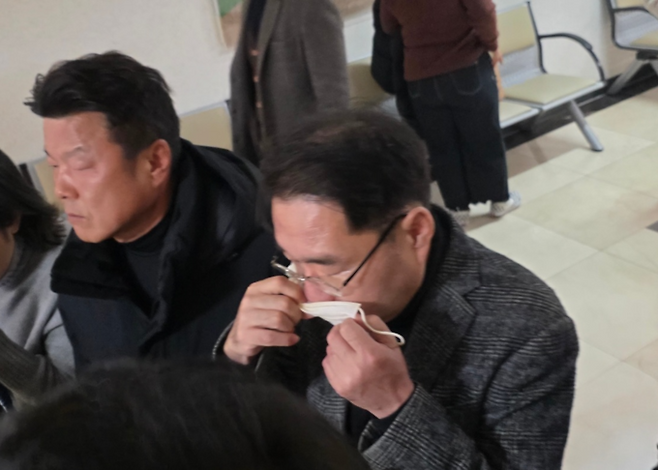 ▲ 윤석준 대구 동구청장이 5일 대구지법에서 진행된 항소심 재판에서 당선무효형을 선고받고 법정을 빠져나가고 있다. 전재용 기자