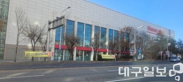 기업회생절차를 밟고 있는 홈플러스가 공개 매각을 시도했지만 본입찰 마감 시점까지 입찰제안서를 제출한 기업이 단 한 곳도 나오지 않으면서 파산 위기에 놓인 가운데 5일 오후 대구지역 한 홈플러스 매장 밖에 '홈플러스 사태' 해결을 촉구하는 현수막들이 내걸려져 있다. 권영진 기자