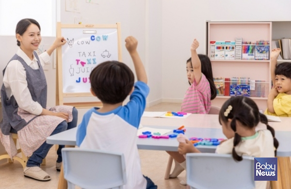 매년 연말 반복되는 보육교사 '근무환경개선비' 지급 지연 사태가 단순한 행정 지연을 넘어, 교사들에게 수백억 원대의 경제적 손실을 떠넘기는 구조적 문제라는 조사 결과가 나왔다. ⓒ베이비뉴스