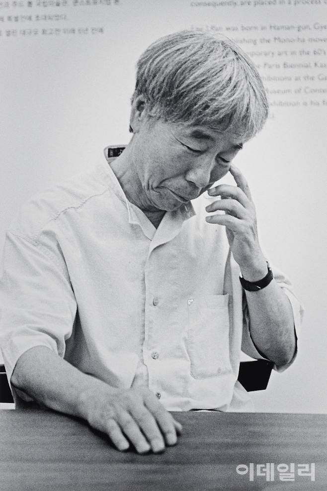 작가 이우환. 사진작가 육명심(1933∼2025)이 1972년부터 제작한 ‘예술가의 초상 시리즈’ 중 ‘이우환’(2009·2021 인화)이다. 예술가로서의 완벽한 순간 대신 눈을 감은 채 생각에 잠긴 평범하고 인간적인 면모를 포착했다. 종이에 디지털잉크젯프린트, 76.2×50.7㎝. 국립현대미술관 소장.