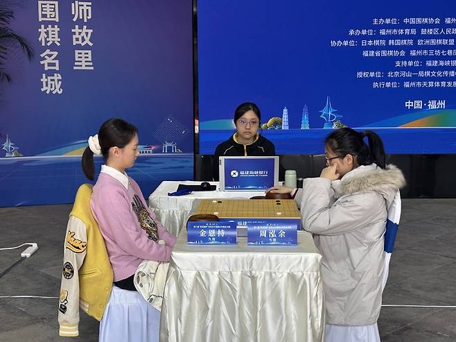 오청원배 4강전에서 김은지 9단(왼쪽)이 중국 저우훙위 7단과 일전을 벌이고 있다.(사진 한국기원 제공)
