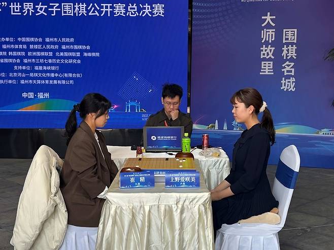 오청원배 4강전에서 최정 9단(왼쪽)이 일본 우에노 아사미 6단과 승부를 벌이고 있다.(사진 한국기원 제공)