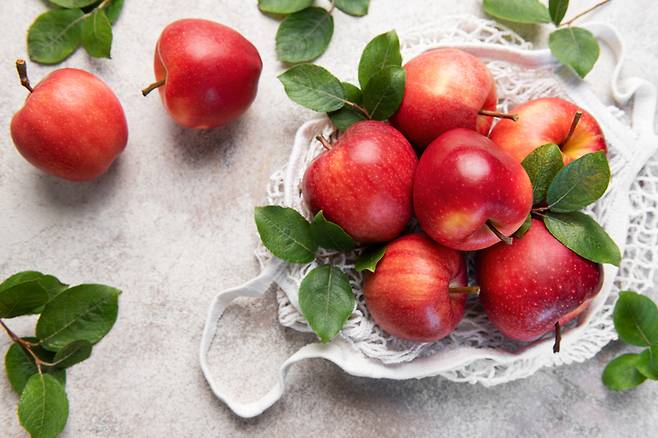 생과일 형태의 사과는 사과주스보다 혈당지수(GI)가 낮고, 당분 함량 역시 더 낮다. 사진=게티이미지뱅크