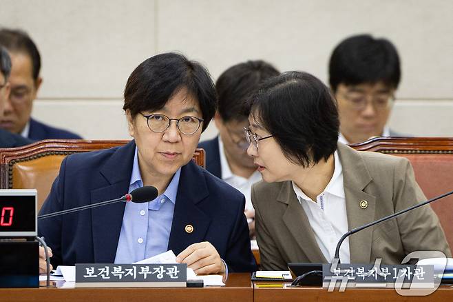 정은경 보건복지부 장관(왼쪽)과 이스란 1차관이 서울 여의도 국회에서 열린 제429회 국회(정기회) 보건복지위원회 제1차 전체회의에 출석해 대화하고 있다. /뉴스1 ⓒ News1 유승관 기자