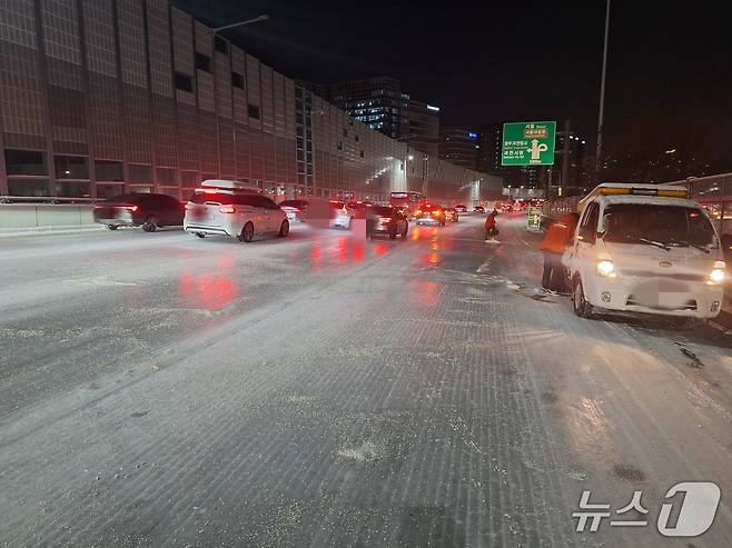 과천봉담도시고속화도로 제설작업 중인 과천시 공무원.(과천시 제공)