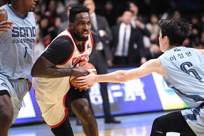 프로농구 SK 자밀 워니가 5일 소노와 경기에서 드리블을 하고 있다.(KBL 제공)
