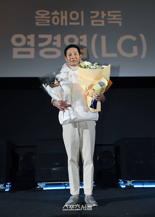 LG 염경엽 감독이 4일 서울 영등포구 타임스퀘어 CGV 영등포 스크린X관에서 열린 ‘제39회 스포츠서울 올해의 상’에서 올해의 감독상을 수상한 뒤 기념촬영을 하고 있다. 영등포 | 박진업 기자 upandup@sportsseoul.com
