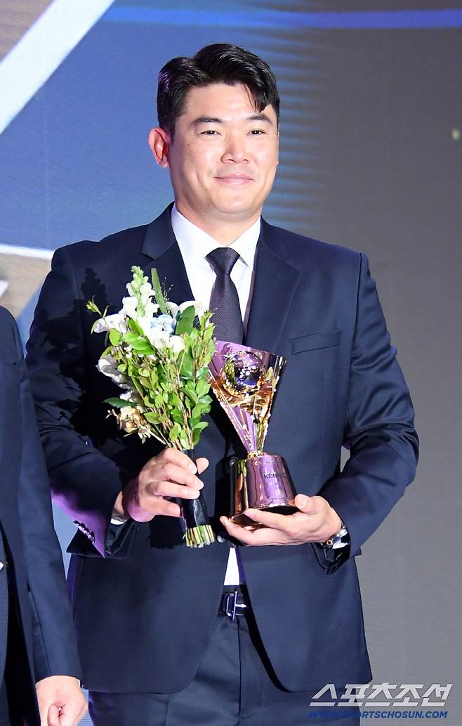 2025 KBO 시상식이 24일 서울 송파구 롯데호텔월드에서 열렸다. 투수 부문 홀드상을 SSG 수상한 노경은이 포즈를 취하고 있다. 박재만 기자 pjm@sportschosun.com/2025.11.24/