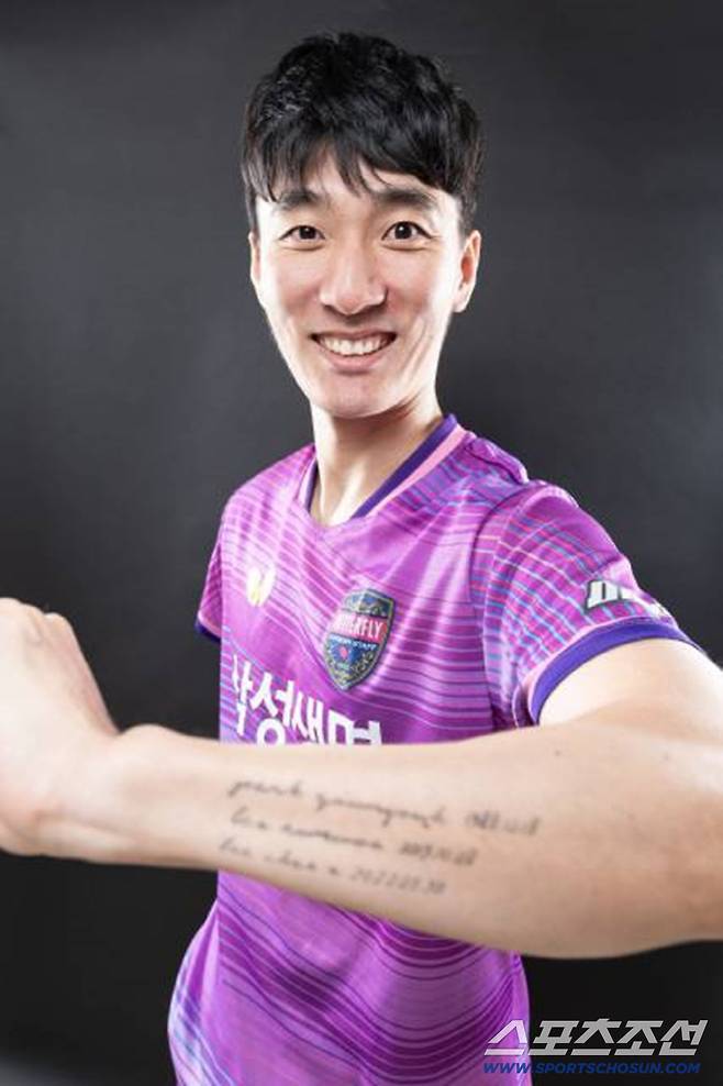 오른 팔뚝에  아내 박영숙과 아들, 딸의 이름과 생년월일을 새기고 달려온 패밀리맨, 닥공 이상수. 사진제공=고 안성호 월간탁구 기자