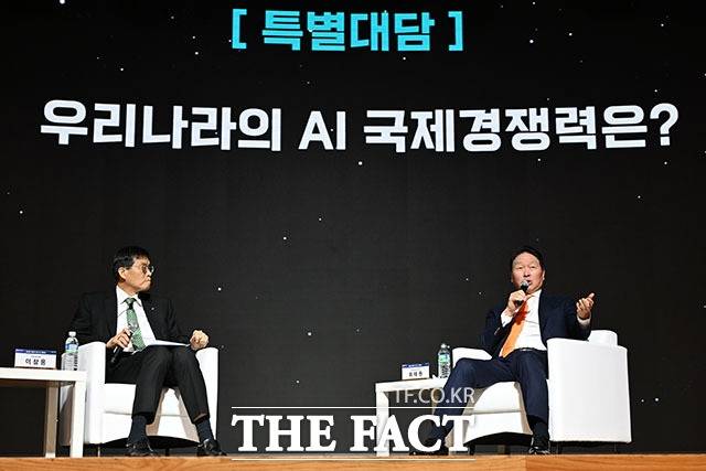최태원 SK그룹 회장 겸 대한상의 회장(오른쪽)이 5일 서울 중구 대한상의 국제회의장에서 열린 대한상의·한국은행 공동 개최 세미나에 참석해 이창용 한국은행 총재와 특별대담을 하고 있다. /남용희 기자