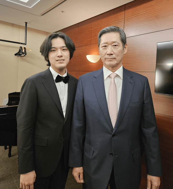 현대해상은 창립 70주년 기념 음악회에 예고와 음대생 330여 명을 초청해 뜻깊은 사회공헌 활동을 펼쳤다는 평가를 들었다. 현대해상 정몽윤 회장과 피아니스트 임윤찬. 현대해상 제공