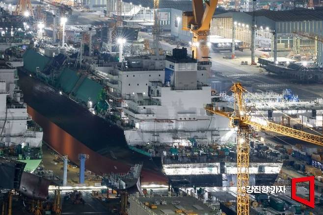 경남 거제 한화오션 옥포조선소 야드 도크에 가득찬 액화천연가스(LNG) 운반선. 강진형 기자