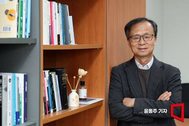 김용석 가천대 석좌교수가 아시아경제와 인터뷰를 마친 후 포즈를 취하고 있다. 윤동주 기자