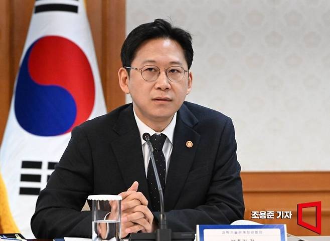 배경훈 과기부총리 겸 과학기술정보통신부 장관이 11월24일 서울 종로구 정부서울청사에서 열린 제1회 과학기술관계장관회의에서 참석, 발언하고 있다. 2025.11.24 조용준 기자