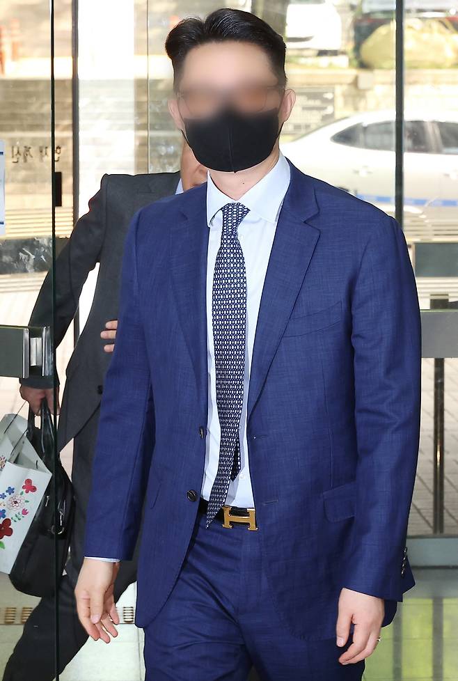 '건진법사 청탁' 의혹 윤영호 전 통일교 세계본부장이 30일 영장실질심사를 의해 서울중앙지법에 출석하고 있다. /연합뉴스