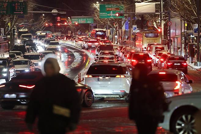 폭설이 내린 4일 오후 서울 종로구 안국동 도로의 차량들이 눈길에 큰 정체를 빚고 있다. 2025.12.4 뉴스1