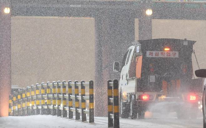 서울·인천·경기·강원 대설주의보가 발효된 4일 오후 서울 중구 거리에서 제설작업 차량이 이동하고 있다. 2025.12.04 뉴시스