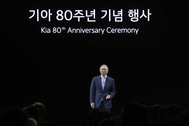 정의선 현대차그룹 회장이 5일 경기 용인시 비전스퀘어에서 열린 ‘기아 80주년 기념행사’에 참석해 임직원 등 참석자들에게 감사 인사를 전하고 있다. 연합뉴스