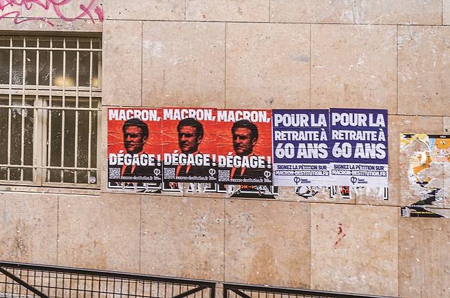 10월 30일 프랑스 파리 거리에연금 개혁 반대 포스터가 붙어 있다. /사진 셔터스톡