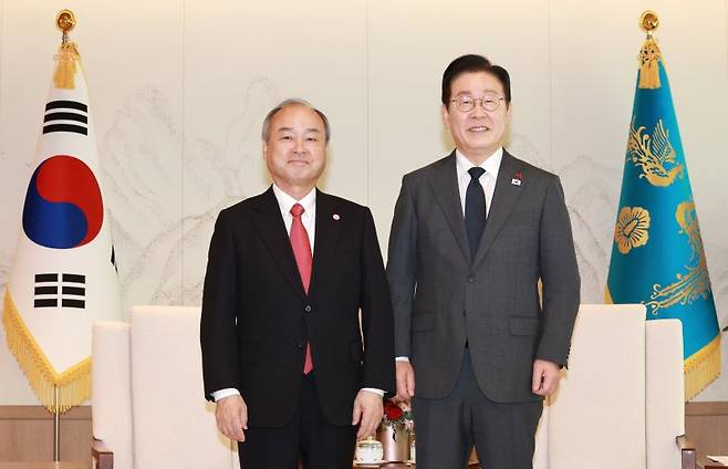 이재명 대통령이 5일 서울 용산 대통령실 청사에서 손정의 소프트뱅크그룹 회장 접견에 앞서 악수하고 있다. 사진=뉴시스