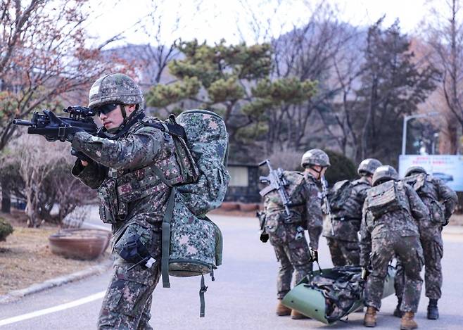 육군은 5일 충남 계룡시 계룡대학교 무궁화회관에서 '2025년 최정예 300전투원 시상식'을 진행한다고 밝혔다. 사진은 최정예 300전투원 대표선발을 위한 사단 저격수 경연대회에서 관측수가 고배율 관측경으로 표적을 식별한 뒤, 저격수가 K14 저격용 소총으로 사격하고 있는 모습. 육군 제공