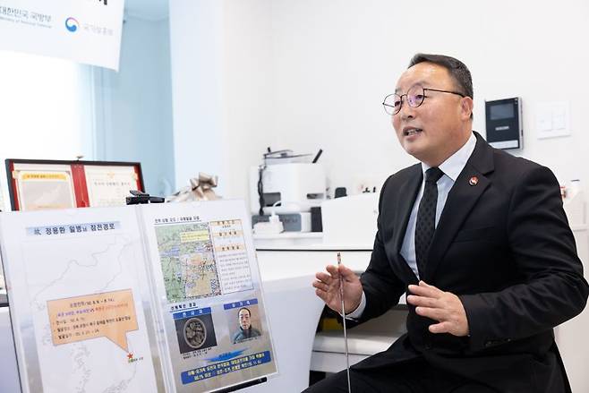 5일 조해학 국방부유해발굴감식단장 직무대리(육군 중령)가 행사에 참석한 유가족에게 고 정용환 일병의 참전경로, 전사통지서, 유해의 발굴과정 등을 설명하고 있다. 국방부 제공