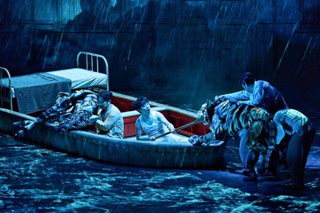 박정민과 퍼페티어가 조종하는 호랑이 리처드 파커가 등장하는 '라이프 오브 파이'의 한 장면. 에스앤코 제공