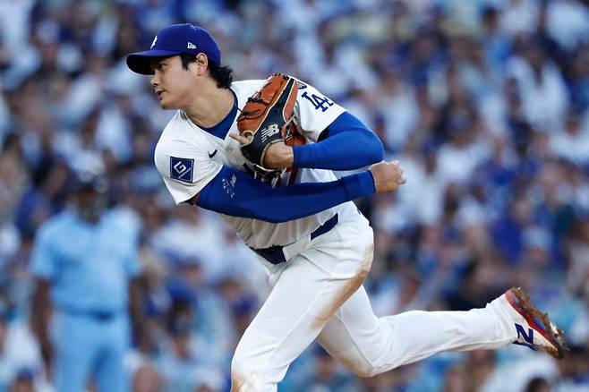 <yonhap photo-2596="">오타니가 10월 말 토론토 블루제이스와 월드시리즈 4차전에서 공을 던지고 있다. AFP=연합뉴스&nbsp;</yonhap>