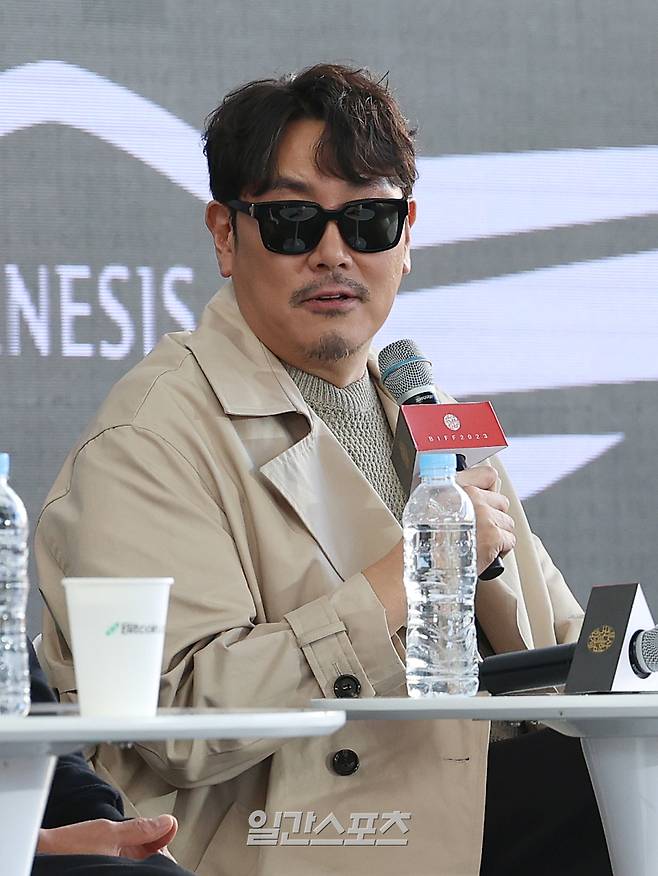 배우 조진웅이 5일 오후 부산 해운대구 영화의전당 야외무대에서 열린 영화 '독전2' 오픈토크에 참석해 토크를 진행하고 있다. 부산=서병수 기자 qudtn@edaily.co.kr /2023.10.05/