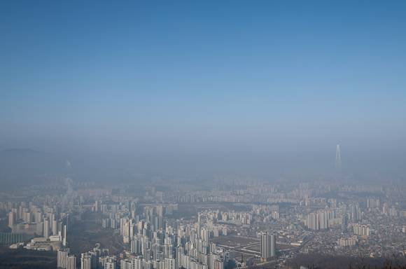 수도권 미세먼지가 농도가 나쁨 수준을 보인 지난 3월 11일 경기 광주시 남한산성 서문 전망대에서 바라본 서울 시내가 뿌옇다.  [사진=연합뉴스]