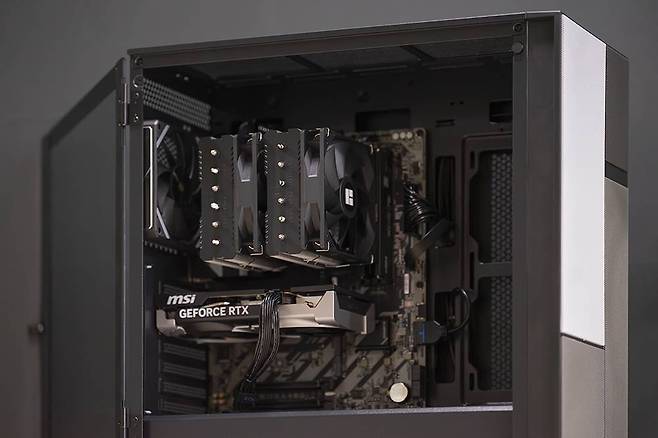 완성된 조립 PC, ATX 보드에 미들타워 데스크톱을 사용해 내부 여유 공간이 넉넉한 모습이다 / 출처=IT동아