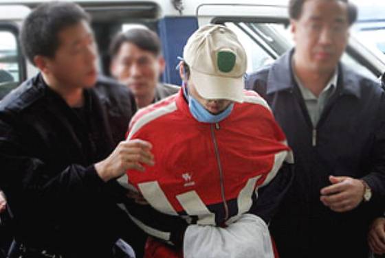 2006년 4월 24일 영등포경찰서. 3건의 살인을 자백한 정남규가 강력2팀 형사들에 에워싸인 채 기자들의 취재 포화를 뚫고 형사기동대 차량으로 이동하고 있다. 사회적 파장이 커 전국 취재진이 몰렸다. 연합뉴스