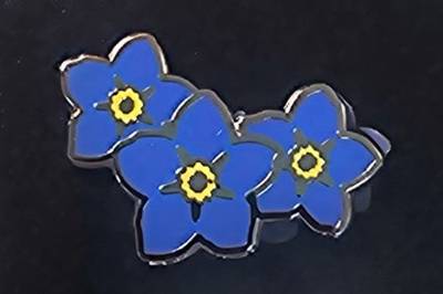 통일부가 제작한 '납북자·억류자·국군포로를 잊지 않겠다'는 의미를 담은 정부 최초의 상징물인 '세송이 물망초' 배지의 모습. 사진 통일부