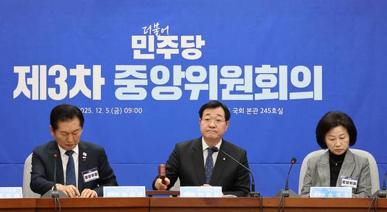 정청래 더불어민주당 대표(가운데)가 5일 국회에서 열린 제3차 중앙위원회에서 의사봉을 두드리고 있다. 임현동 기자