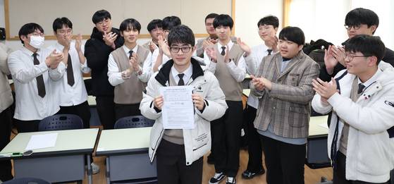 2026학년도 수능 만점자인 전주한일고 3학년 이하진(18)군이 5일 교실에서 친구들의 축하를 받고 있다. 뉴스1