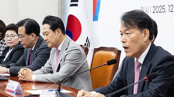 장동혁 국민의힘 대표가 5일 서울 여의도 국회에서 열린 '혼용무도' 이재명정권 6개월 국정평가 회의에서 윤한홍 의원의 발언을 듣고 있다. 뉴스1