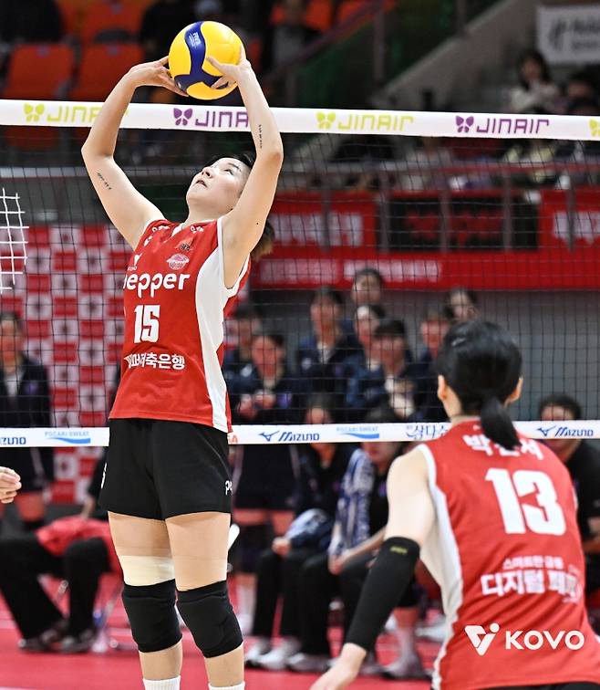 ▲ 토스하는 페퍼저축은행 세터 박수빈 [KOVO]