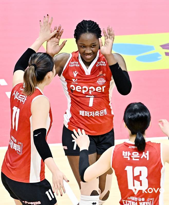 ▲ 하이파이브하는 조이, 시마무라, 박은서 [KOVO] 