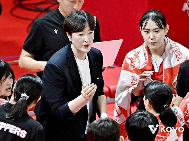▲ 선수들과 전략을 논의하는 장소연 감독 [KOVO]&nbsp;