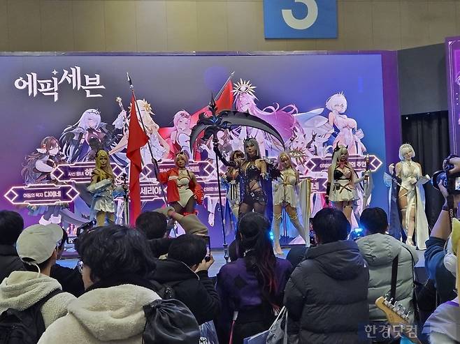 5일 오전 일산 킨텍스에서 열린 AGF 스마일게이트 부스 앞에 관람객들이 몰려있다. 사진=박수빈 기자