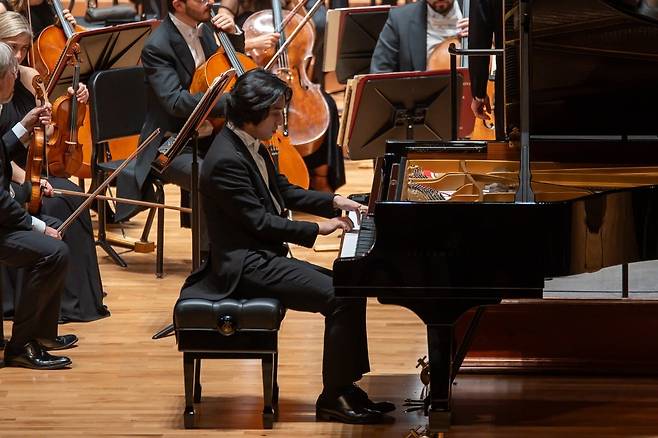 피아니스트 임윤찬이 지난 4일 서울 예술의전당 콘서트홀에서 산타 체칠리아 오케스트라(다니엘 하딩 지휘)와 협연하고 있다. 빈체로 제공