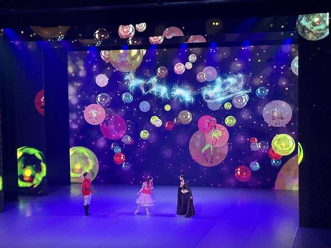 1막 호두까기 왕자와 클라라, 드로셀마이어의 만남. 오나먼트를 배경으로 한 LED영상이 흐르고 있다.