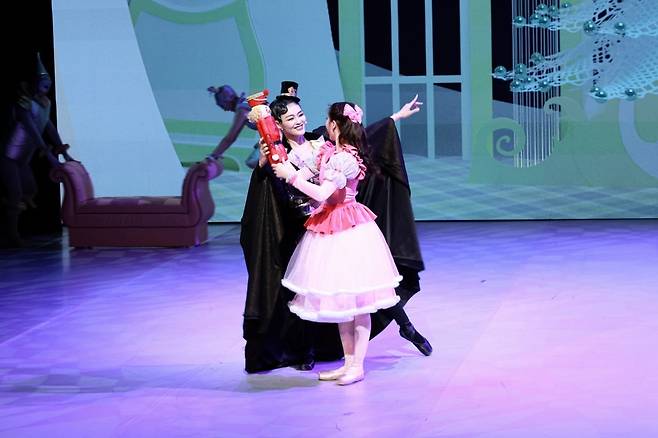 2막 피날레 장면. 드로셀마이어가 클라라에게 호두까기 인형을 쥐어주며 웃고 있다.