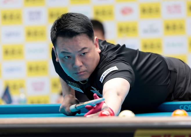 ‘한국 3쿠션 간판’ 조재호(NH농협카드)가 차세대 기수 김준태(하림)를 완파하고 16강에 진출했다. PBA 제공