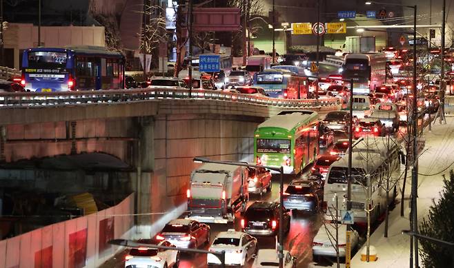 첫눈이 내린 4일 서울 종로구 사직터널 부근 도로에서 차량들이 움직이지 못하고 있다. 연합뉴스