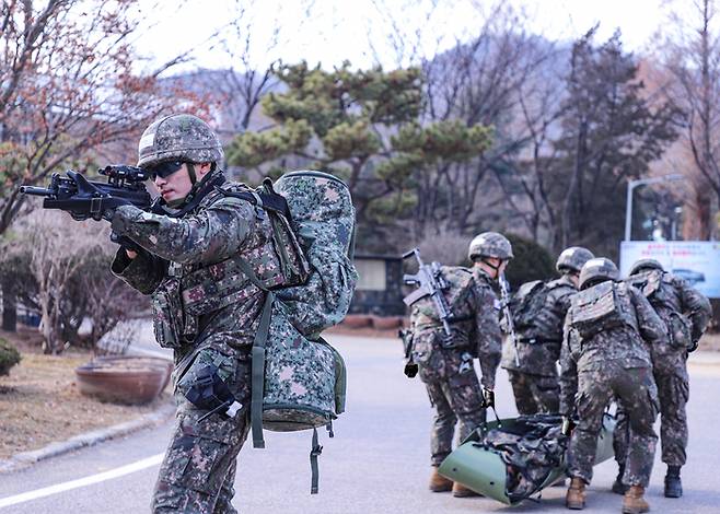 최정예 300전투원 대표선발을 위한 사단 경연대회에서 전투부상자처치 능력을 평가받고 있는 모습. [사진제공=육군]