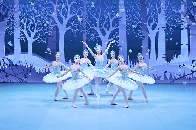 어린이 관객을 위해 친절한 해설을 곁들여 화려한 LED 무대로 꾸민 ‘호두까기 인형: 해설이 있는 명품 발레’의 한 장면. 5~13일 이화여대 ECC 삼성홀에서 열린다. 사진제공=아트앤아티스트