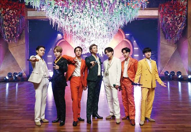 한국 엔터, 콘텐츠는 아티스트, 팬덤, IP로 이어지는 우뇌경제 신산업 밸류체인의 핵심으로 꼽힌다. 사진은 세계적인 아티스트 그룹 BTS. (하이브 제공)