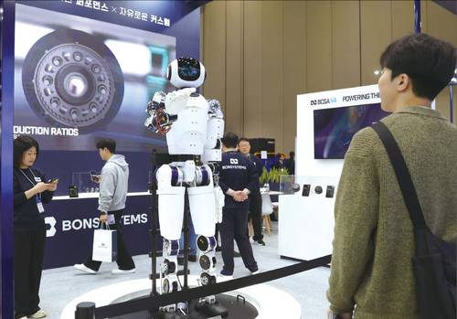 범용 제품 시대 종언과 인공지능(AI) 확산 등으로 한국이 강점을 가졌던 ‘좌뇌경제’ 경쟁력이 무력화되는 추세가 뚜렷하다는 게 다수 전문가 진단이다. 지난 11월 5일 경기도 고양시 킨텍스에서 열린 2025 로보월드에서 휴머노이드 로봇이 관람객을 향해 손짓하고 있다. 
(연합뉴스)